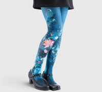 Jambes d'une personne portant des collants bleus imprimés écosystème aquatique et des chaussures noires à talons.