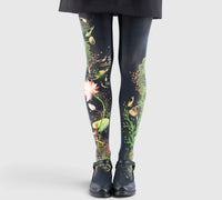 Jambes d'une enfant portant des collants imprimés floraux et herbes aquatiques, chaussures noires à bride.
